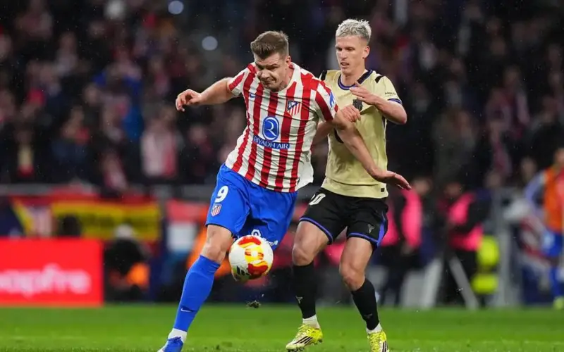 إصابة ألكسندر سورلوث في الرأس تُهدّد مشاركته مع أتلتيكو مدريد أمام برشلونة.